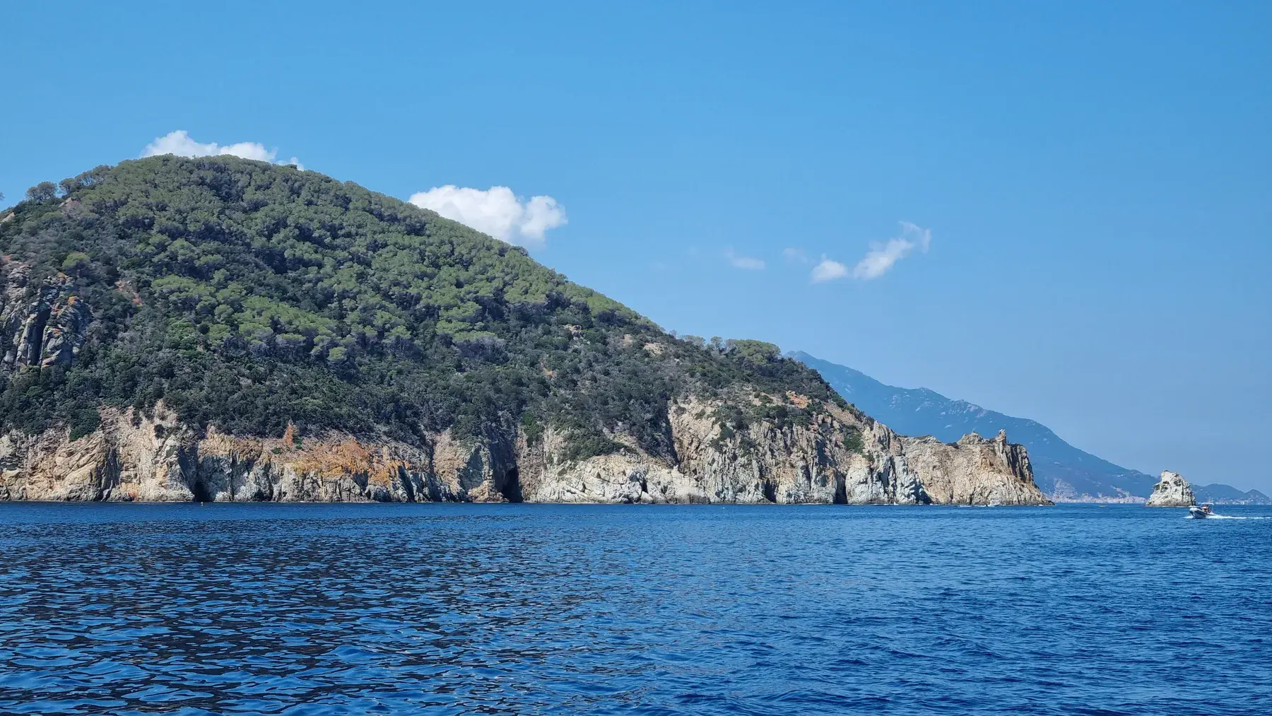 La costa rocciosa e il mare di Capo d’Enfola, all’Isola d’Elba